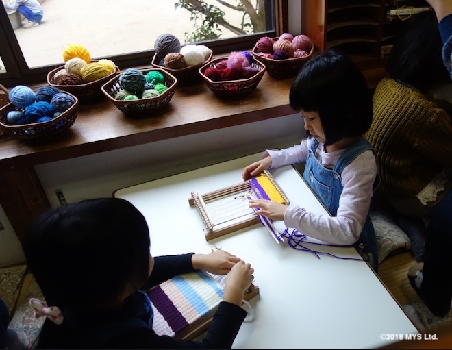 機織をする子たち