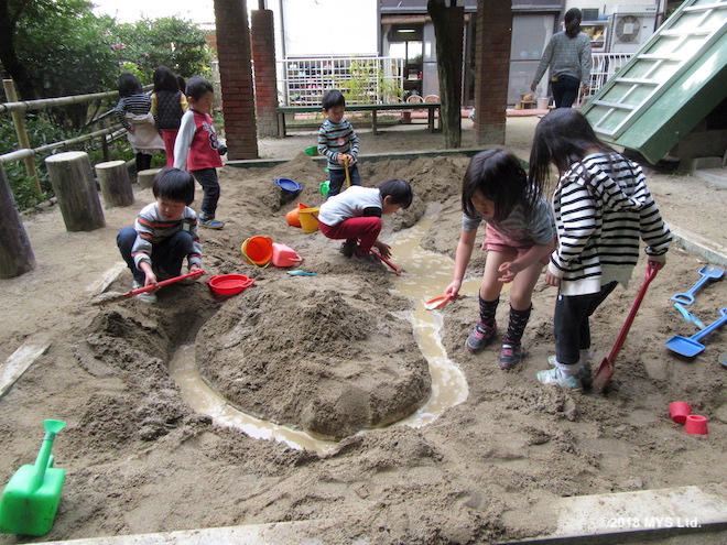 砂場で遊ぶ子たち