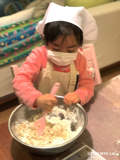 パン作りをする子ども