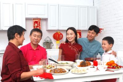 食卓を囲む台湾人家族