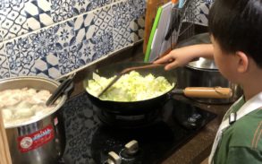 モンテッソーリ小学校で野菜を炒める子ども