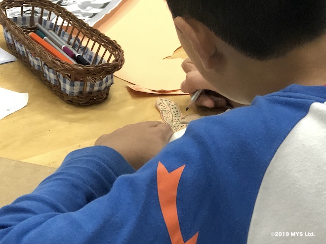 Taipei Utopia Montessori Elementary School で蛇の塗り絵をする生徒