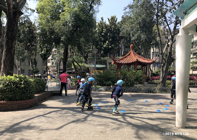 台北の公園でローラースケートの授業を受ける小学生