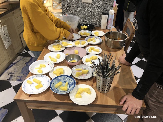 Taipei Utopia Montessori Elementary Schoolで調理当番が切ったパイナップル