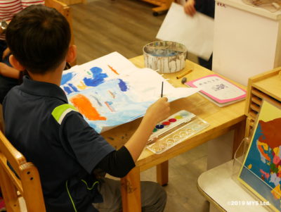 Taipei Utopia Montessori Elementary Schoolで船の絵を描いている生徒