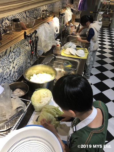 モンテッソーリ小学校で野菜をきる子ども