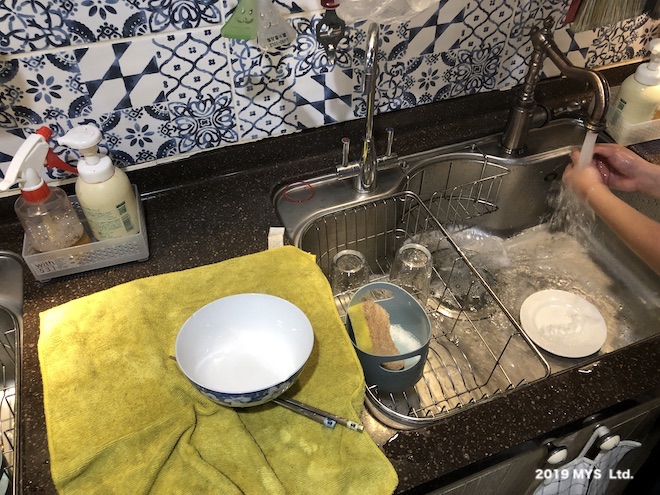 モンテッソーリ小学校で食後に食器を洗う子ども