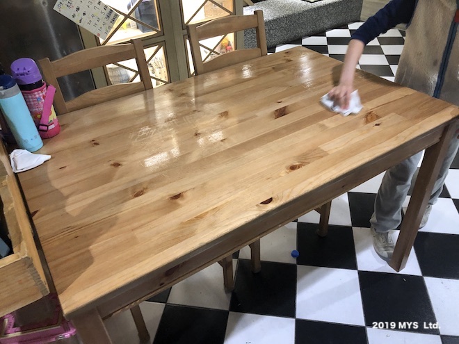 モンテッソーリ小学校で食卓を拭く子ども