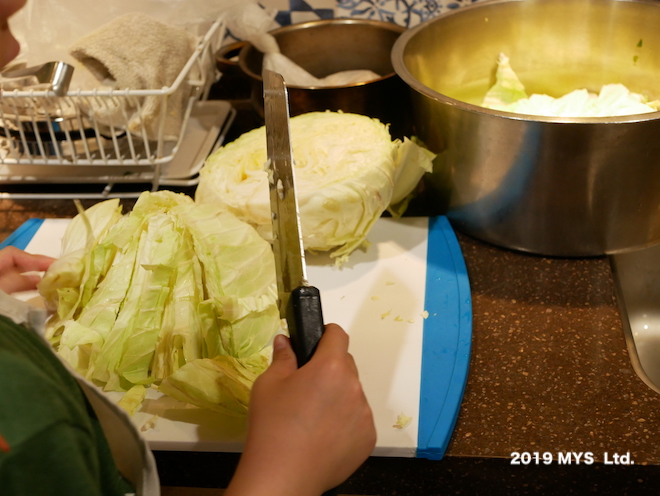 モンテッソーリ小学校で野菜をきる子ども