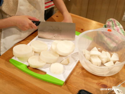 モンテッソーリ小学校で野菜をきる子ども