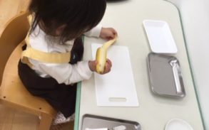 バナナの皮を剥く活動をする子ども