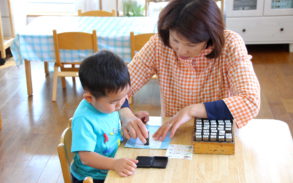 さくらがおかこども園で平仮名を学ぶ子ども