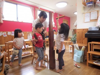 さくらがおかみなみ園でタワーを作る子ども