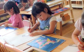 さくらがおか幼保園でモンテッソーリ教育の地図の活動をする子ども
