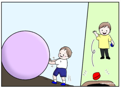 大玉を押したりゴミ箱に物を投げたりする子ども
