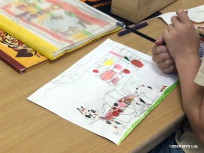 モンテッソーリ教育のワークで猫の体内について調べる小学生