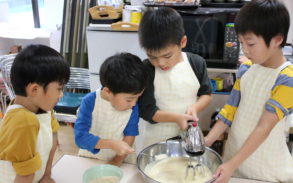 キッドスクールでハンドミキサーを使って料理する子供達