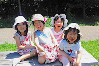 女児4人の公園での集合写真