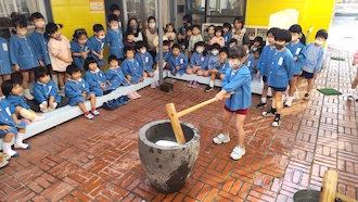 瀬高大谷幼稚園で餅つきをする子どもたち