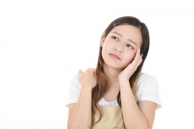 疲れた様子の女性保育士